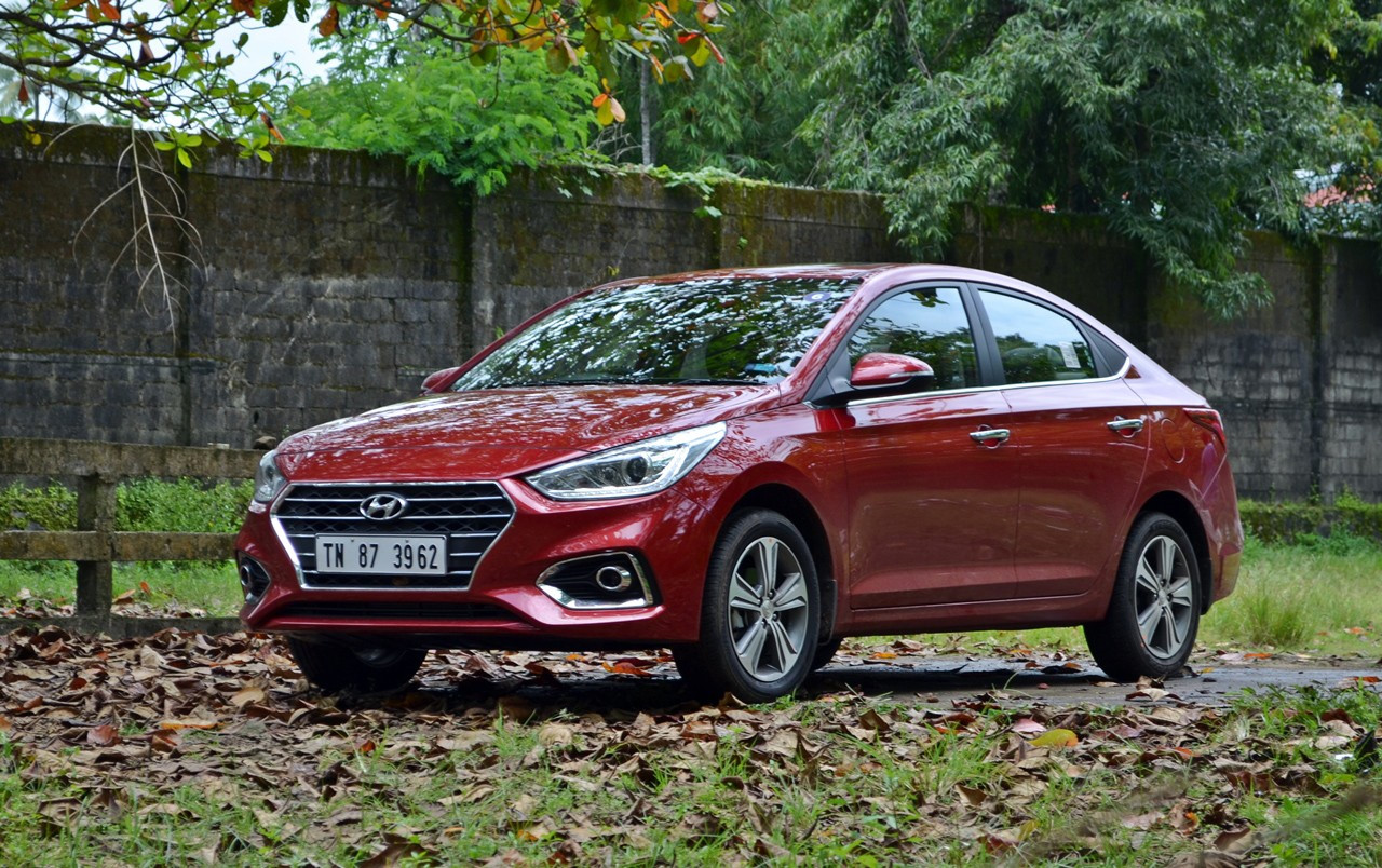 Hyundai Accent màu đỏ